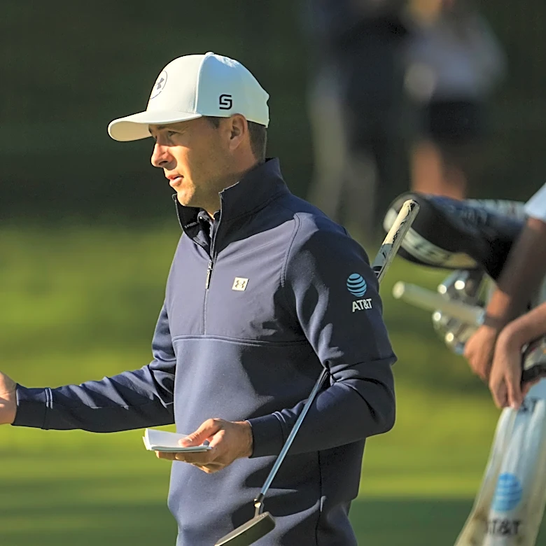 Jordan Spieth nails long birdie putt at Memorial with back to hole