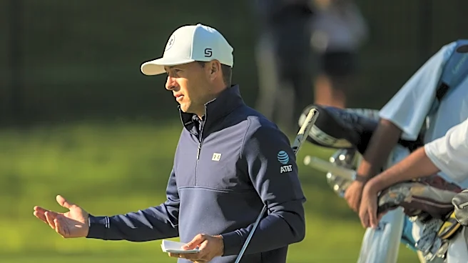 Jordan Spieth nails long birdie putt at Memorial with back to hole