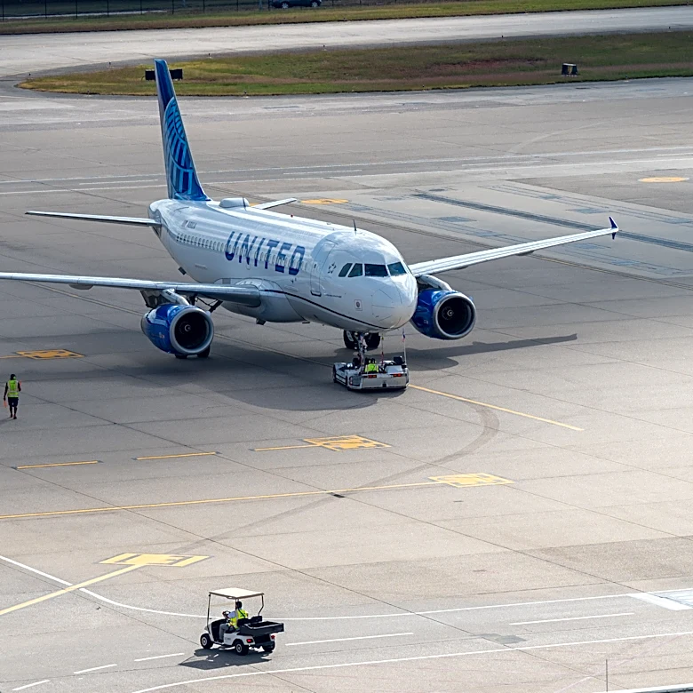 Man allegedly snuck onto United flight with fake boarding pass