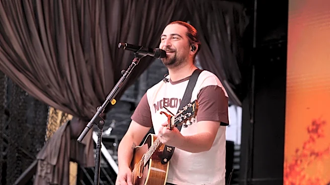 Noah Kahan makes fans promise not to take part in this gross concert trend