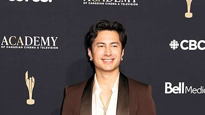 Hudson Williams confronts autograph seekers after Paris encounter