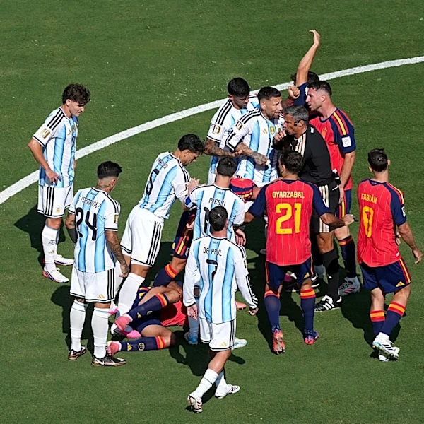 Why did Spain and Argentina scuffle in World Cup final? See what happened