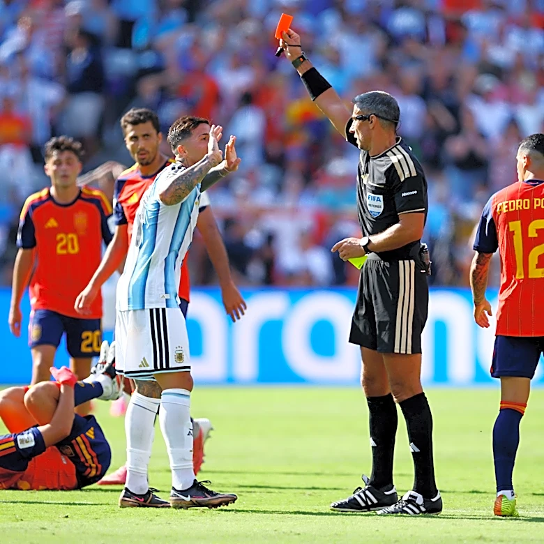 Argentina down a man vs. Spain in final minutes of World Cup final. See the red card