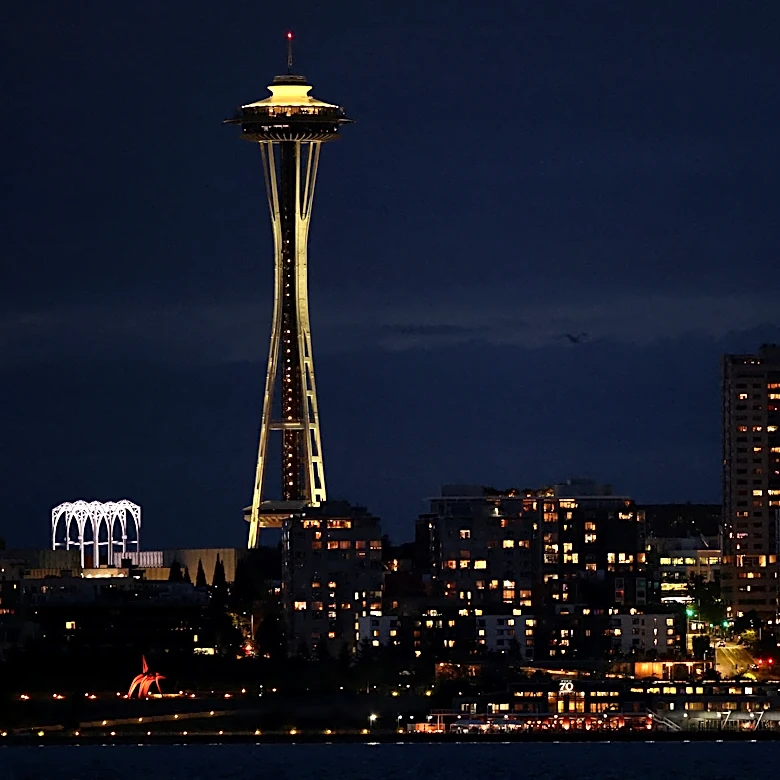 Seattle police search for men who parachuted from Space Needle