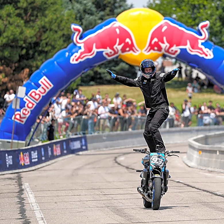 Fans of squealing tires, burnouts watch F1 cars go fast in Michigan
