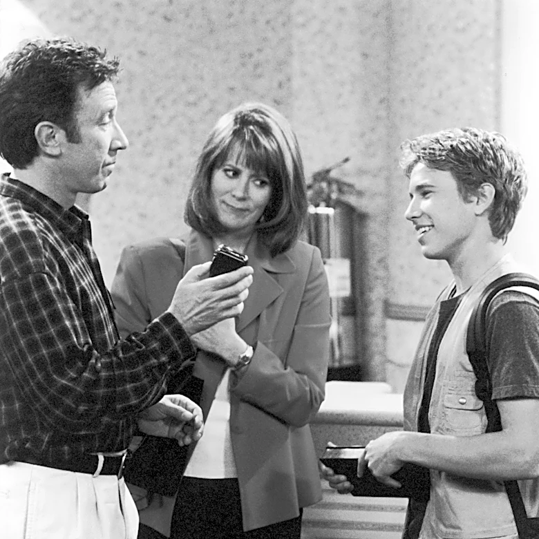Jonathan Taylor Thomas reunites with 'Home Improvement' cast in rare photo