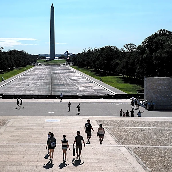 Reflecting Pool visitors react to DOJ dropping 'vandalism' charges