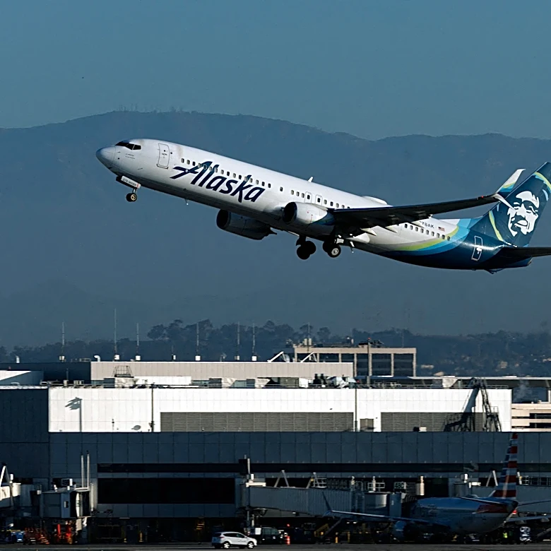 Alaska Airlines flight deplanes after reported threats from passengers