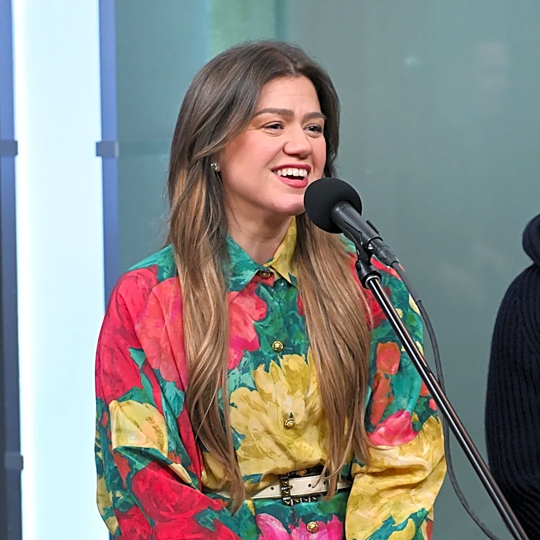 Kelly Clarkson narrowly avoids wardrobe malfunction