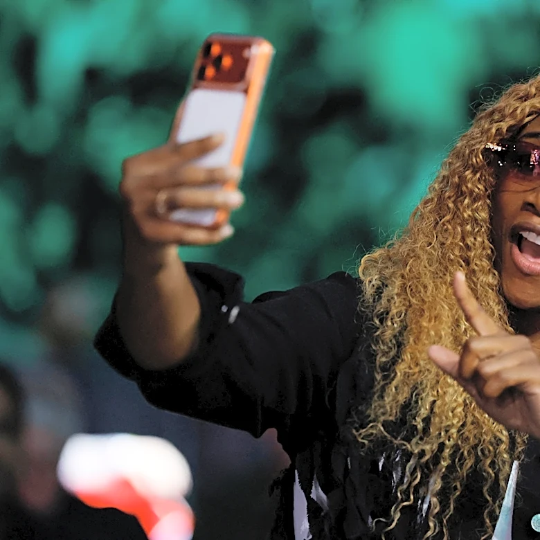 Claressa Shields attracts high-profile rappers, famous boxers at fight