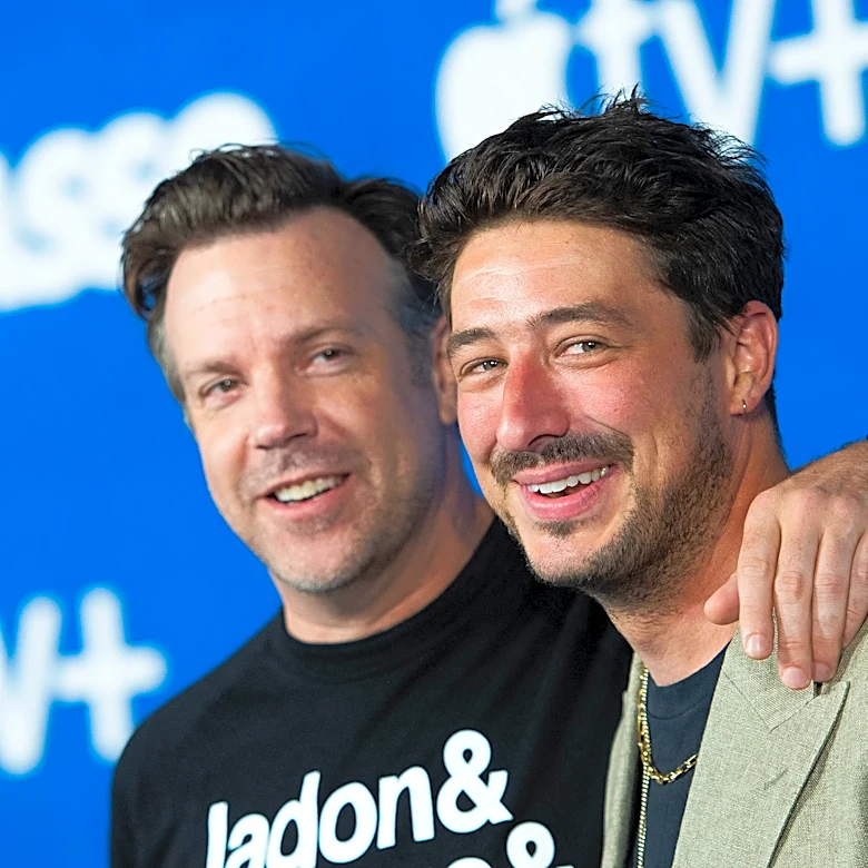 Jason Sudeikis rocks out to 'Ted Lasso' theme song with Mumford & Sons at MSG