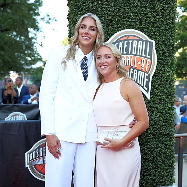 Elena Delle Donne honors sister in emotional Hall of Fame speech