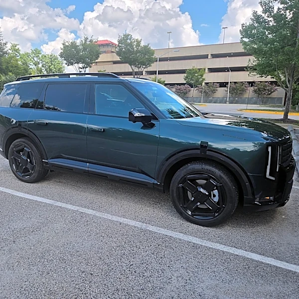 Is the gas-powered or hybrid Kia Telluride the better SUV?