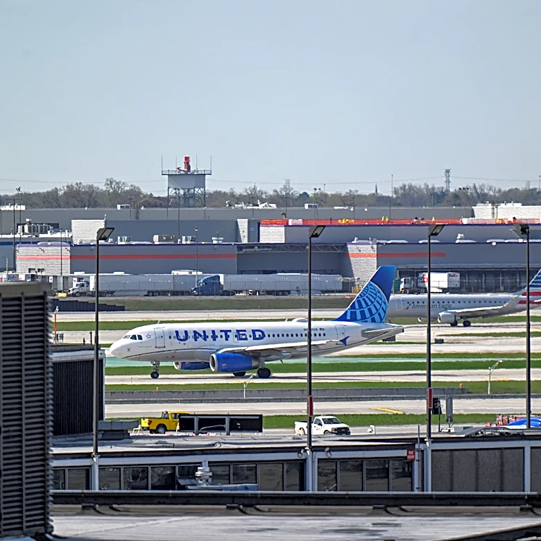 2 planes blow tires upon landing at Chicago airport