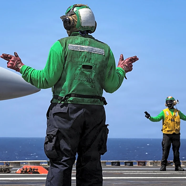 Padre de marinero del USS Abraham Lincoln queda bajo custodia de ICE