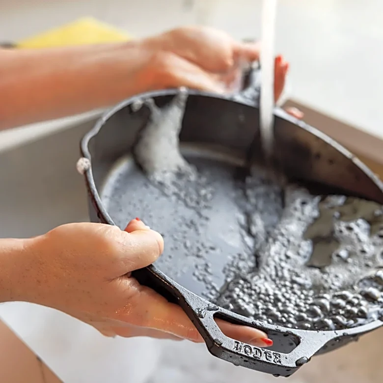 How to season and clean cast‑iron cookware for beginners 🍳