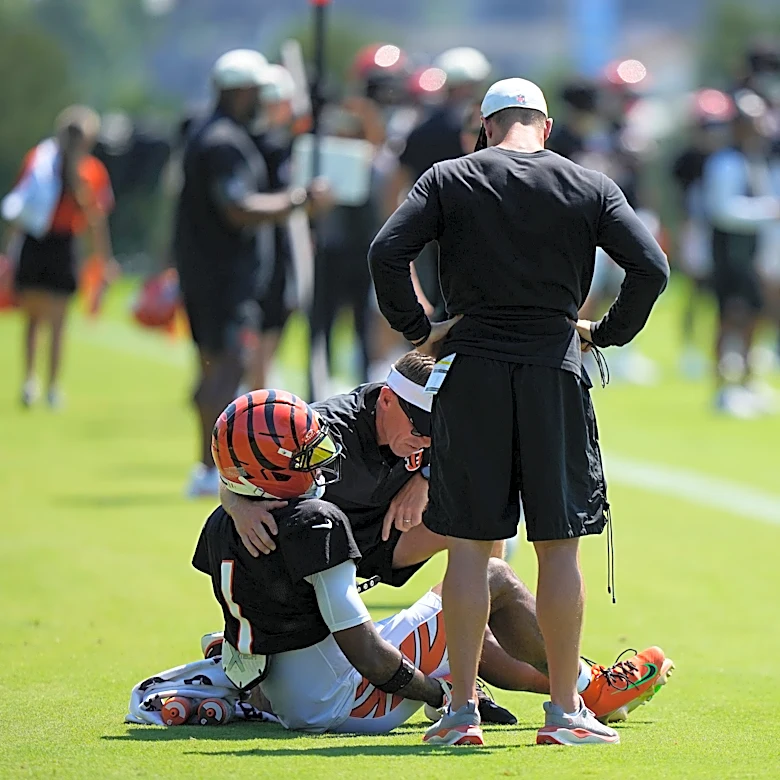 Ja'Marr Chase limps off field with apparent knee injury at Bengals practice