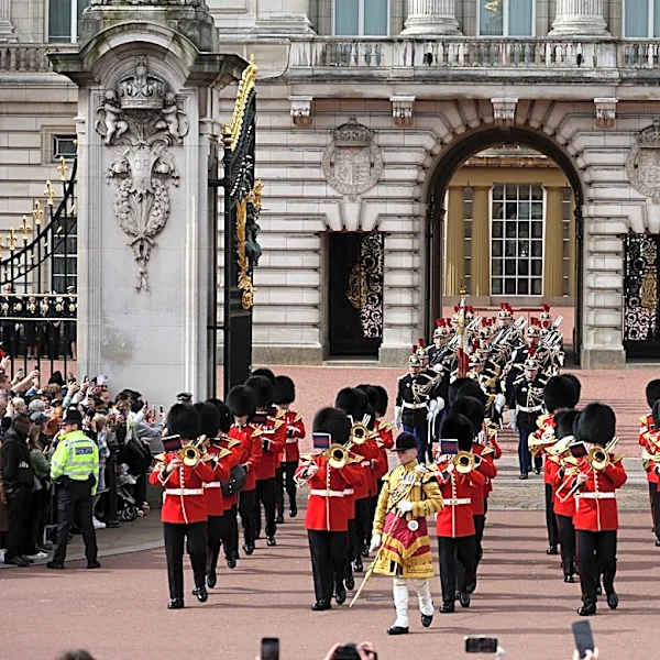 Buckingham Palace guard pays tribute to Dolly Parton with '9 to 5': Watch
