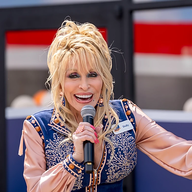 Dolly Parton-inspired fantasy football team names to pay tribute in 2026