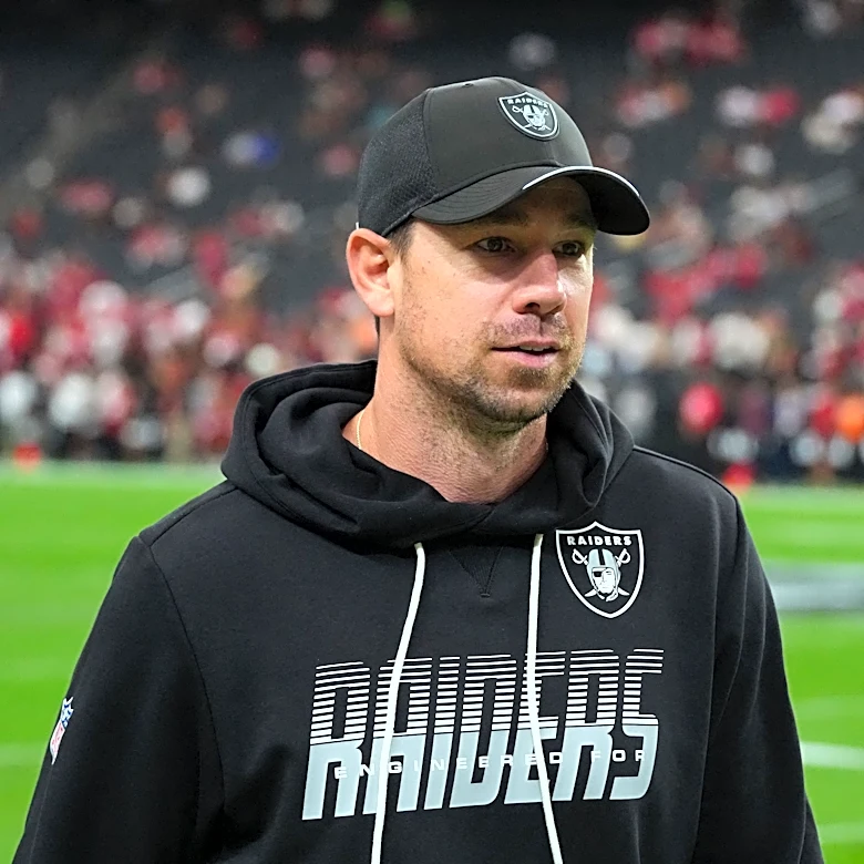 Klint Kubiak doesn't name Raiders QB1 after preseason finale