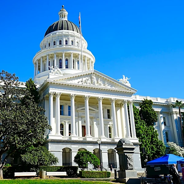 California lawmakers pass plug-in solar bill, aimed at reducing costs