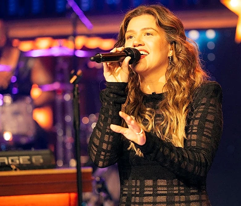 Watch Kelly Clarkson stun fans with 'Golden' Kellyoke on final show