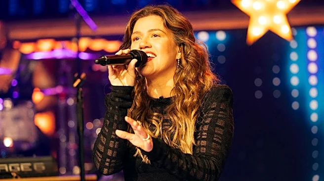 Watch Kelly Clarkson stun fans with 'Golden' Kellyoke on final show