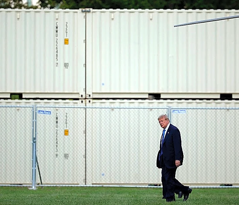 Trump's approval rating stuck at record low for third week in a row