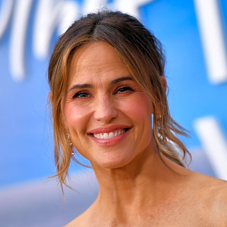 Jennifer Garner shares rare throwback photo from her high school prom