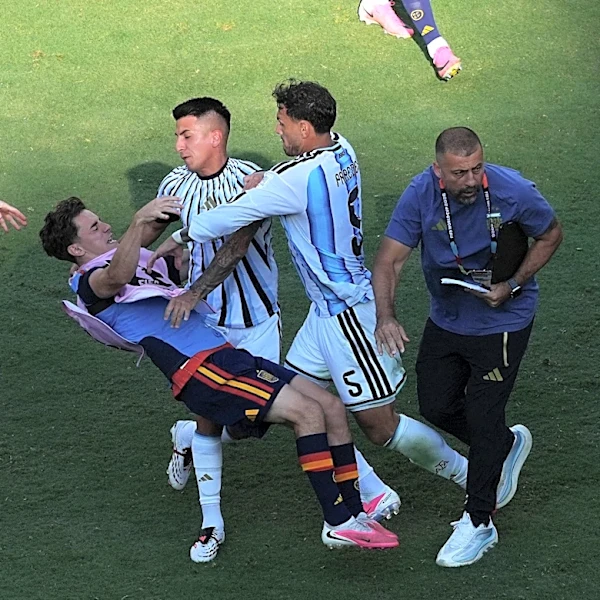 Leandro Paredes may quit Argentina duty after suspension, Messi retirement