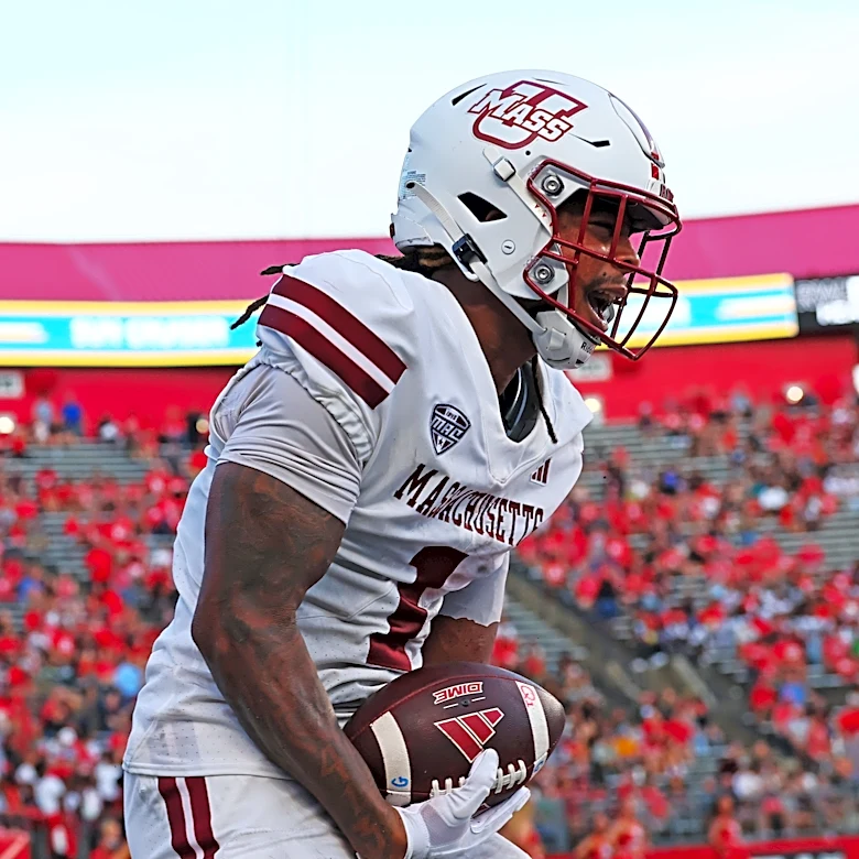 UMass snaps longest college football losing streak with rout of Rutgers