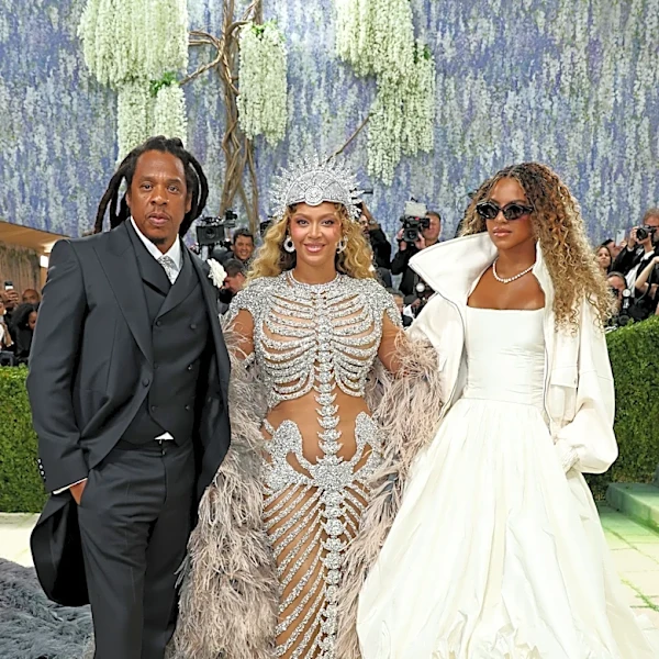 Jay-Z has London crowd sing to Beyoncé for her birthday