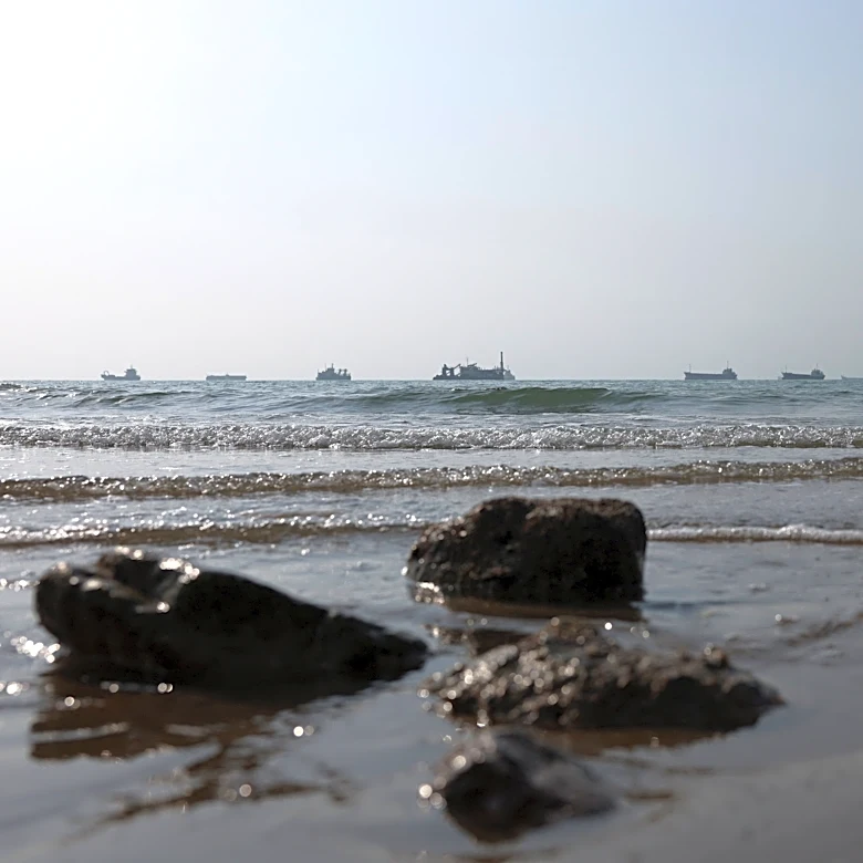 US strikes Iranian oil tankers after Iran targets 2 Navy warships