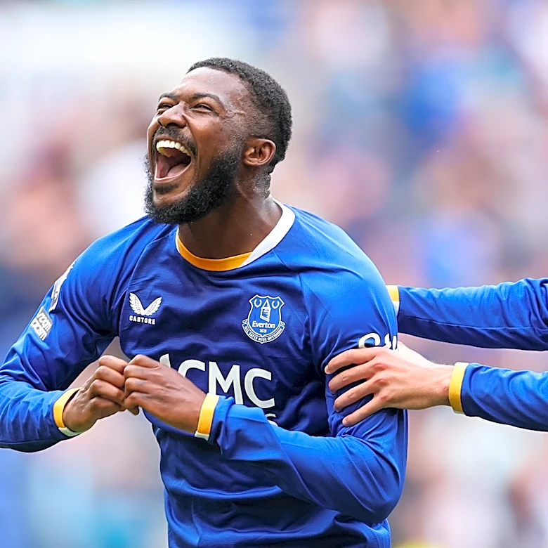 Ainsley Maitland-Niles stuns Manchester United with equalizer on Everton debut
