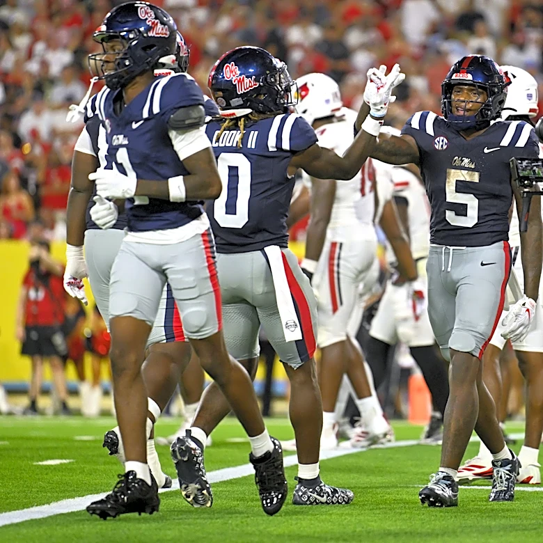 Kewan Lacy injury update: Ole Miss RB seen icing knee in Louisville game