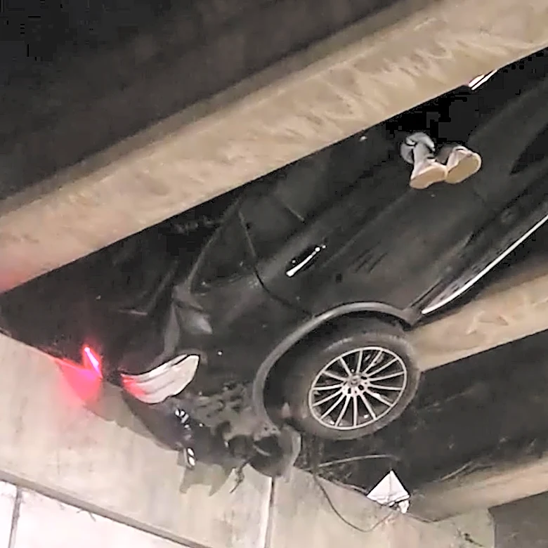 Feet dangling from Atlanta overpass belonged to driver in lodged car