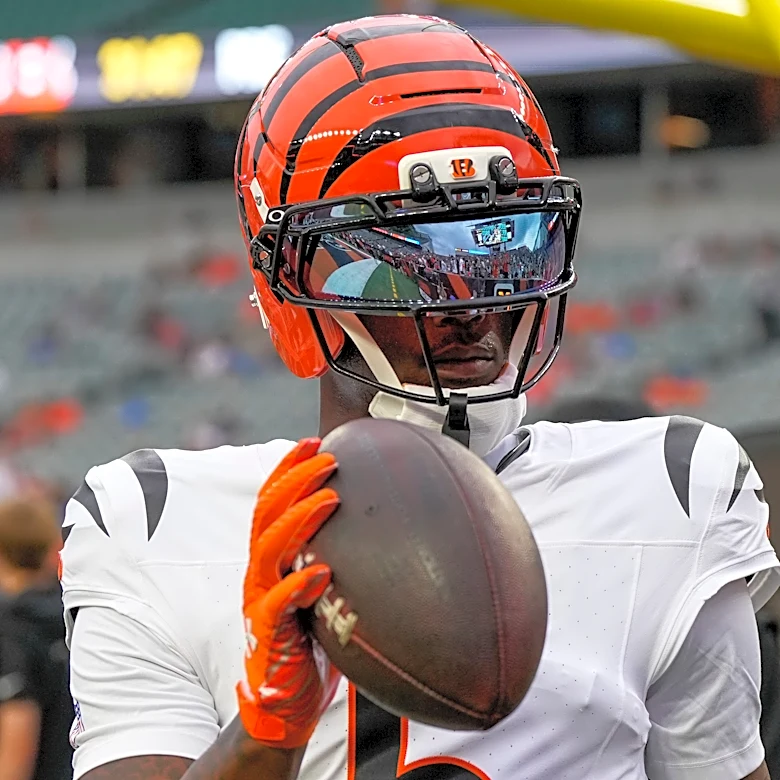 Full practice for Tee Higgins