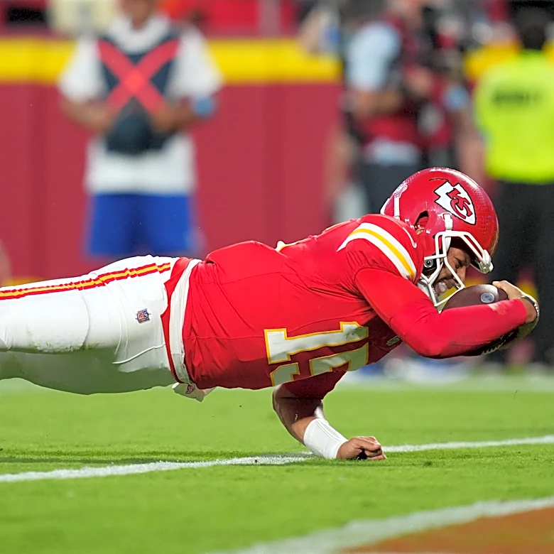 Patrick Mahomes accounts for three TDs in uneven return