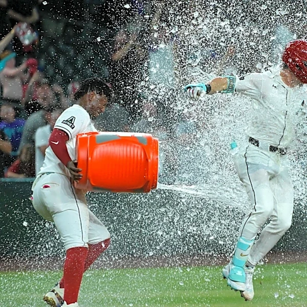Diamondbacks keep playoff hopes alive with another ninth-inning comeback win