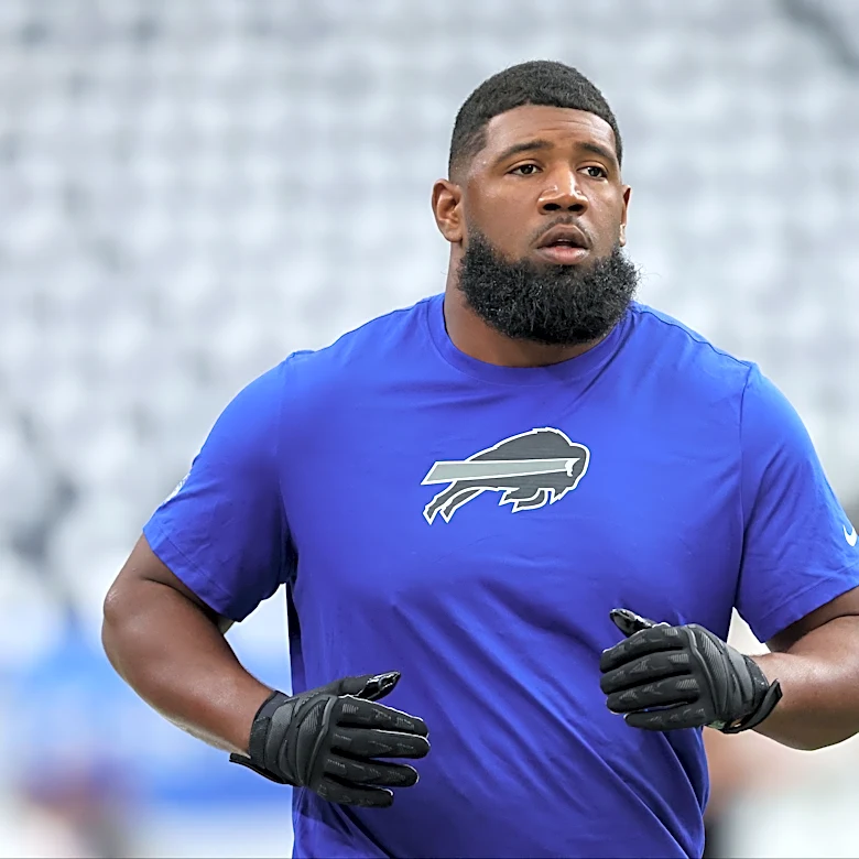 Ed Oliver injures hip during warmups