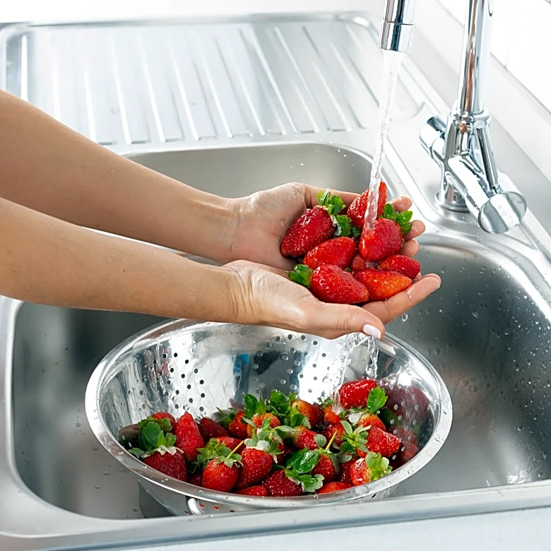 How to wash strawberries the right way