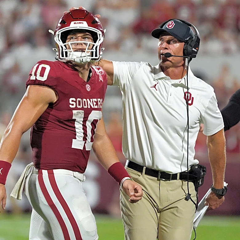 John Mateer didn't see his wide-open WR. The Oklahoma crowd pointed him out