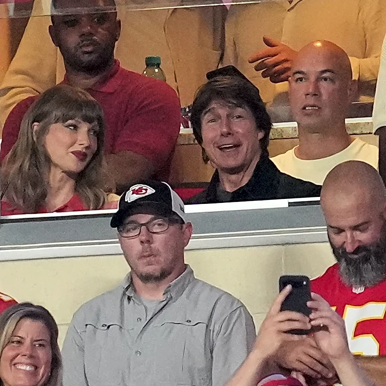 Taylor Swift flashes wedding ring after Travis Kelce's touchdown