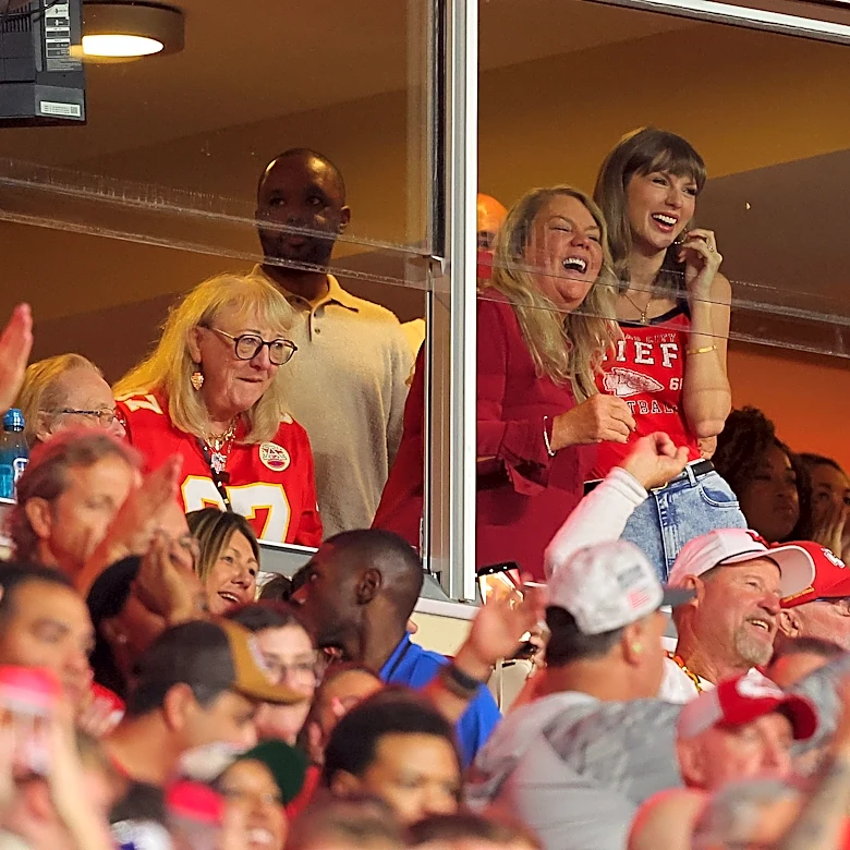 Taylor Swift celebrated Travis Kelce's touchdown in this $40 Chiefs tank