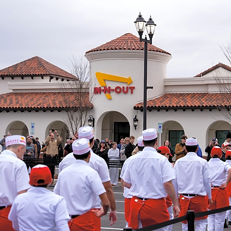 Want to make $200K? This fast-food chain pays managers that much