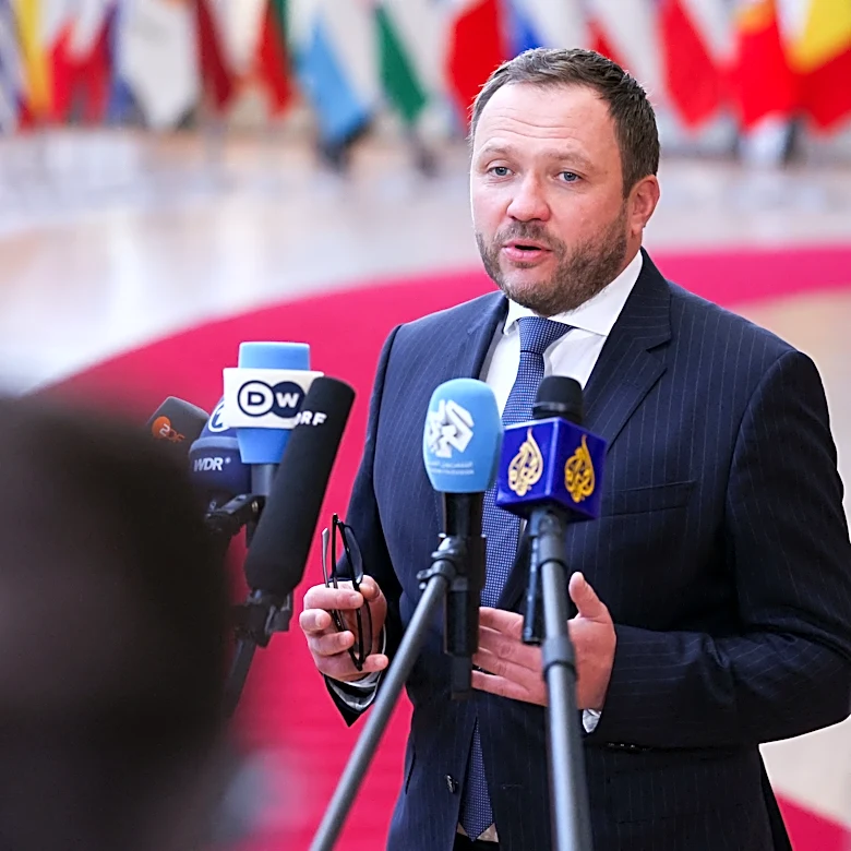 Putin is using Trump to stall for time in Ukraine, Estonia foreign minister says
