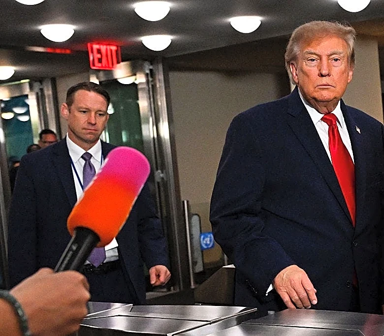 Trump approval rating sinks as Dems lead by double digits
