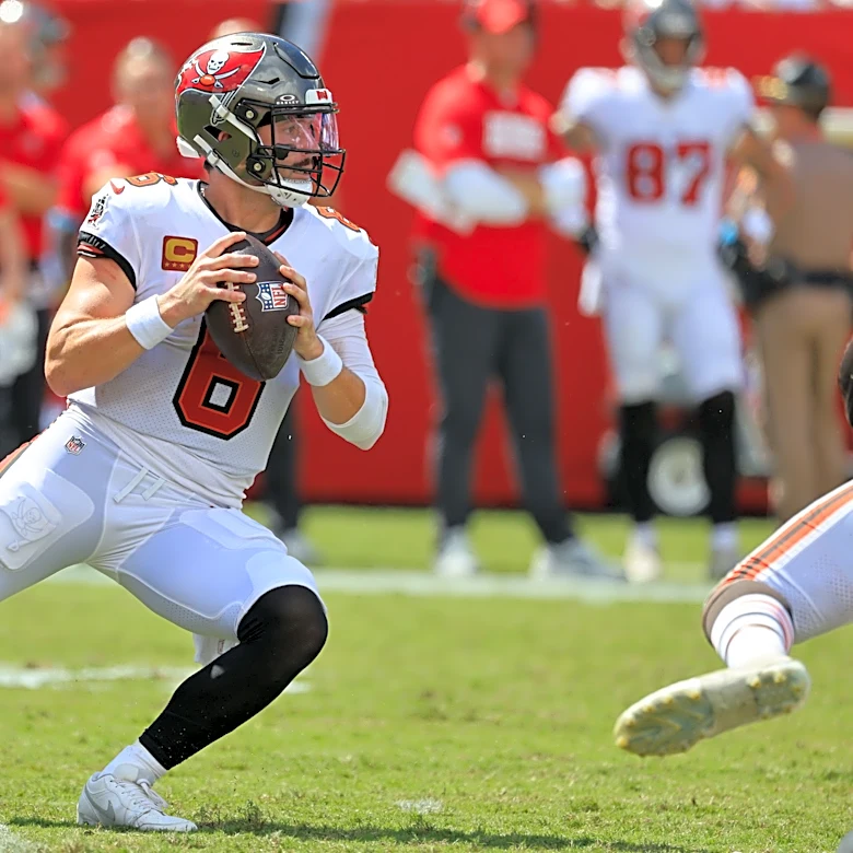 Baker Mayfield fully takes part in practice