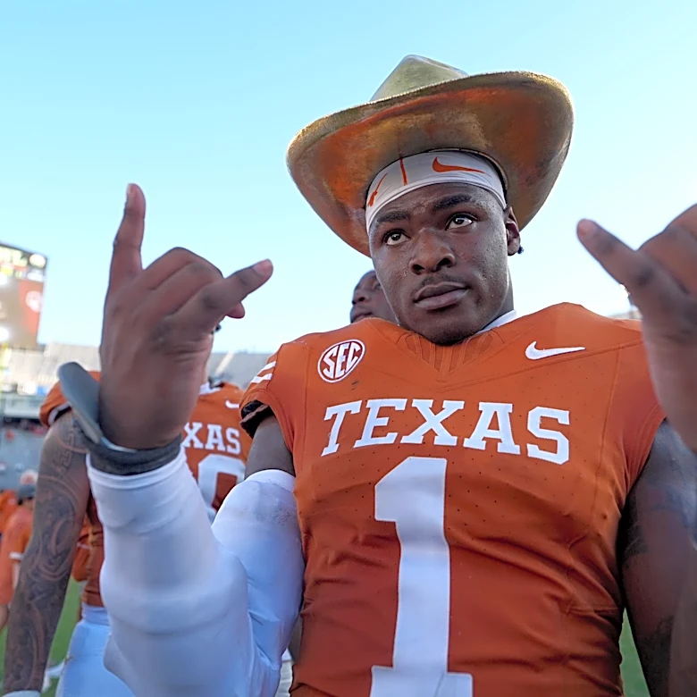 Texas football's Colin Simmons flagged for 'simulating using the restroom'