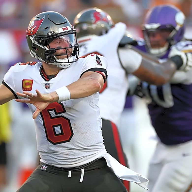 Baker Mayfield injury update as Buccaneers QB injures hand vs Vikings